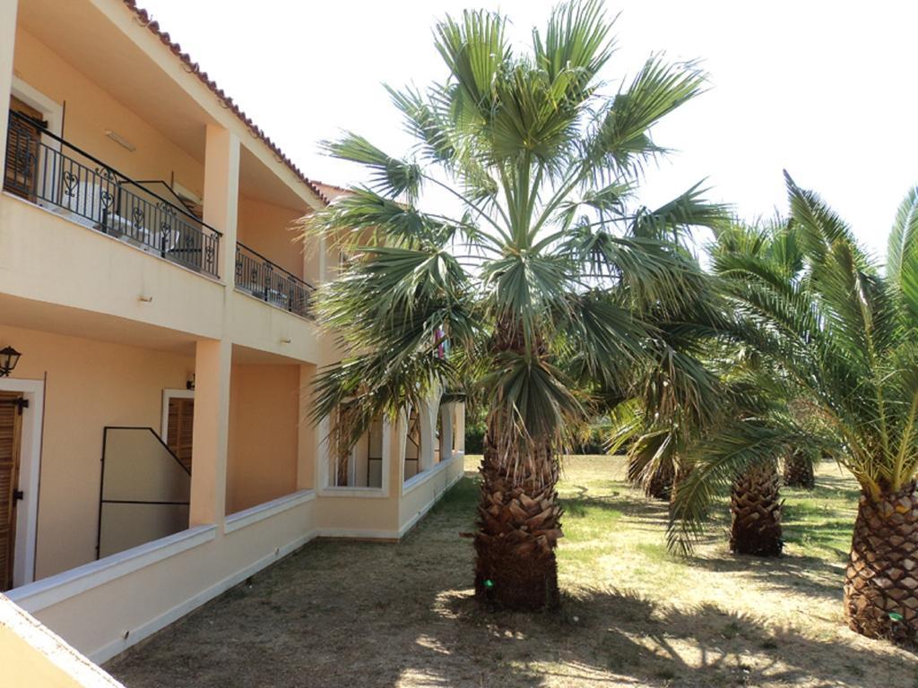Faethon Aparthotel Karousadhes  Ruang foto