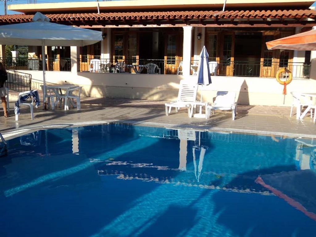Faethon Aparthotel Karousadhes  Ruang foto